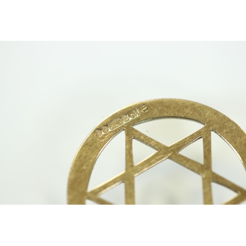112 - Cameo 9ct yellow gold ring, size O; a 9ct gold Star of David pendant; a 9ct gold heart shaped pendan... 