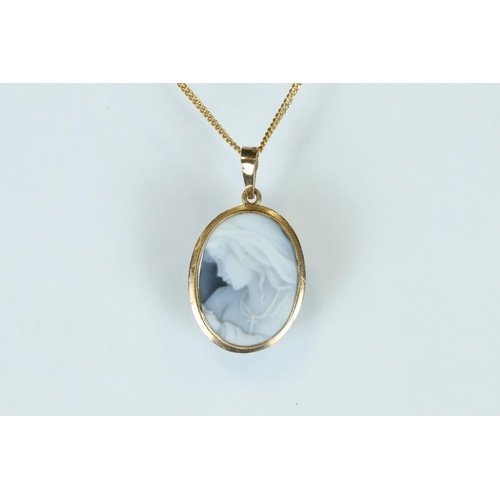 115 - Cameo 9ct yellow gold pendant necklace, the carved black onyx cameo depicting female profile, rubove... 