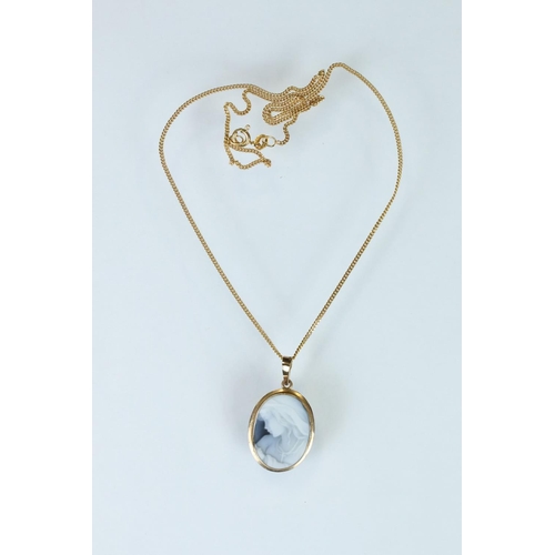 115 - Cameo 9ct yellow gold pendant necklace, the carved black onyx cameo depicting female profile, rubove... 