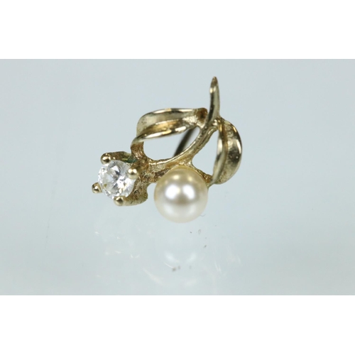 117 - Two pairs of 9ct gold stud earrings together with three pairs of yellow metal earrings (q)