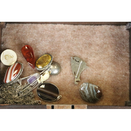 118 - Silver jewellery to include Connemara marble and marcasite silver brooch, Wiltshire white horse styl... 