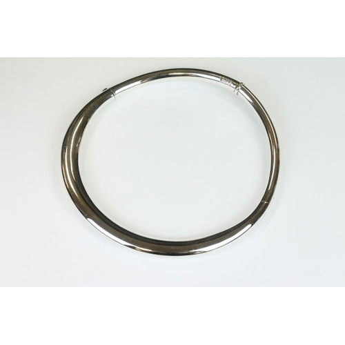 91 - Ilias Lalaounis silver torc neck collar, asymmetric design, tongue and barrel clasp, interior circum... 