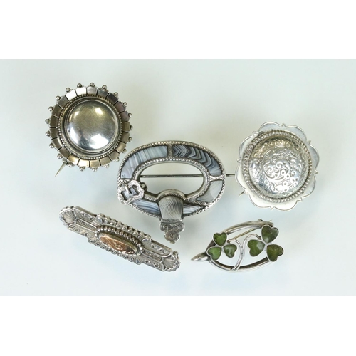 97 - 19th century blue lace agate unmarked silver brooch, the oval design with buckle detail and engraved... 