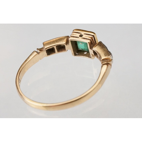 2 - Early 20th century emerald and diamond 18ct yellow gold and platinum set ring, the centre square ste... 