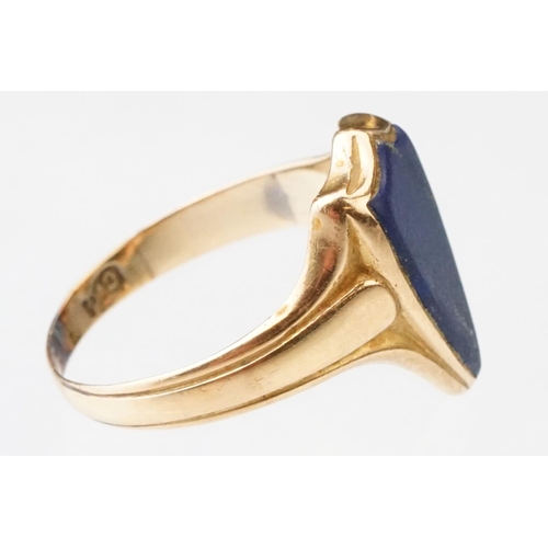 25 - Lapis lazuli yellow gold signet ring, the lapis lazuli head shaped as a shield, vacant cartouche, ta... 