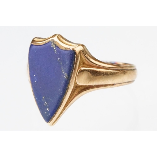 25 - Lapis lazuli yellow gold signet ring, the lapis lazuli head shaped as a shield, vacant cartouche, ta... 