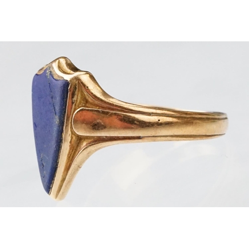 25 - Lapis lazuli yellow gold signet ring, the lapis lazuli head shaped as a shield, vacant cartouche, ta... 