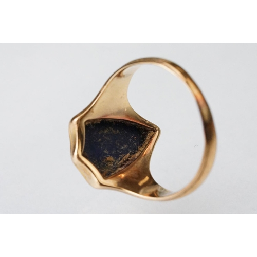 25 - Lapis lazuli yellow gold signet ring, the lapis lazuli head shaped as a shield, vacant cartouche, ta... 