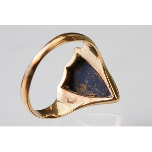 25 - Lapis lazuli yellow gold signet ring, the lapis lazuli head shaped as a shield, vacant cartouche, ta... 