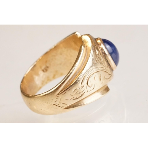 40 - Star sapphire 18ct yellow gold ring, the oval cabochon cut sapphire displaying six-rayed star, dimen... 