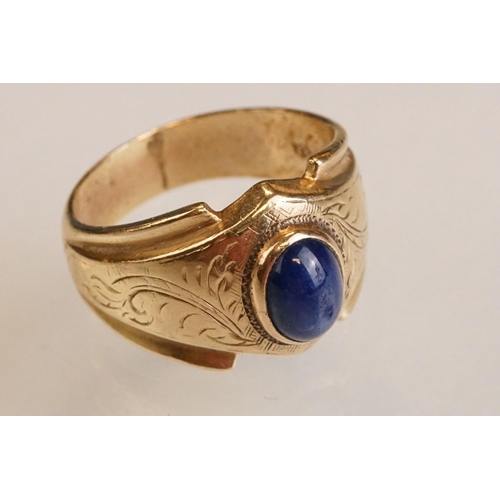 40 - Star sapphire 18ct yellow gold ring, the oval cabochon cut sapphire displaying six-rayed star, dimen... 