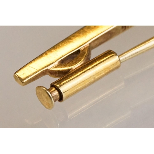 76 - Cultured pearl 14ct yellow gold bar brooch, white pearl to centre and two black pearls, trombone cla... 