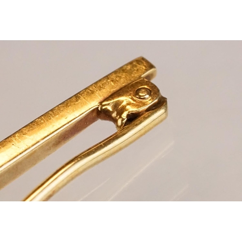76 - Cultured pearl 14ct yellow gold bar brooch, white pearl to centre and two black pearls, trombone cla... 