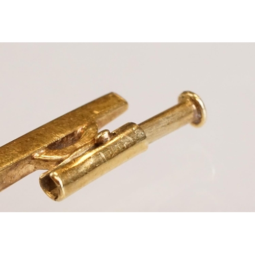 76 - Cultured pearl 14ct yellow gold bar brooch, white pearl to centre and two black pearls, trombone cla... 