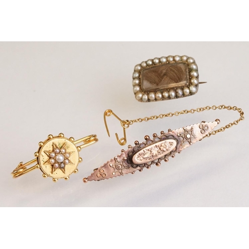 77 - 19th century pearl and hair yellow metal lace pin, the rectangular glazed panel to centre with plait... 