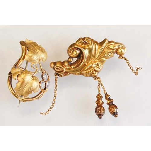 78 - 19th century rock crystal yellow metal brooch, three oval mixed cut rock crystals, dimensions approx... 