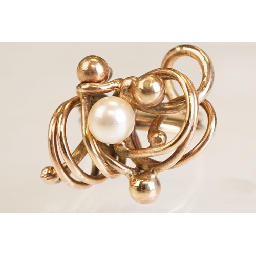79 - Pearl 9ct gold asymmetric ring, the cream cultured pearl diameter approx 7mm, sphere and loop design... 