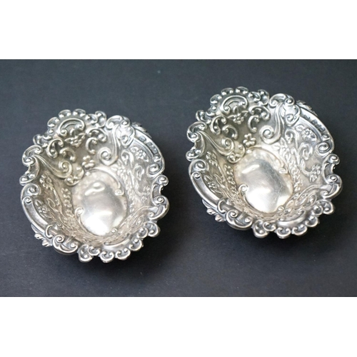 455 - Victorian set of three silver salts in the form of clam shells, each raised on three bun feet, with ... 