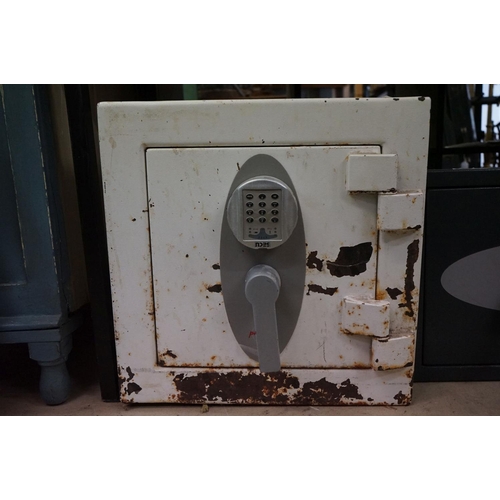 522 - Phoenix Castille 6 Series Electronic Safe, with code, 44cm wide x 46cm deep x 44cm high