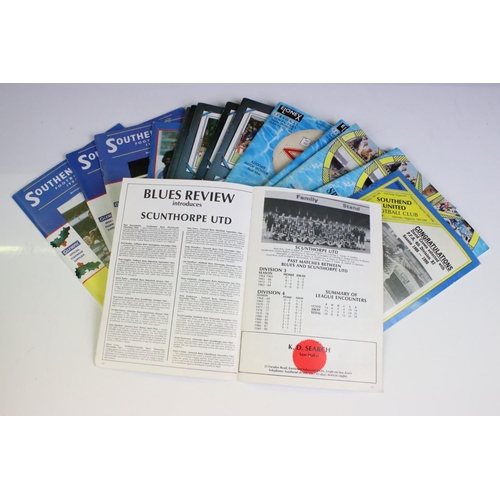 571 - 1940/50s mostly sub-standard Football programmes - 16 x 1940s mostly in poor condition, 40+ 1950s wh... 