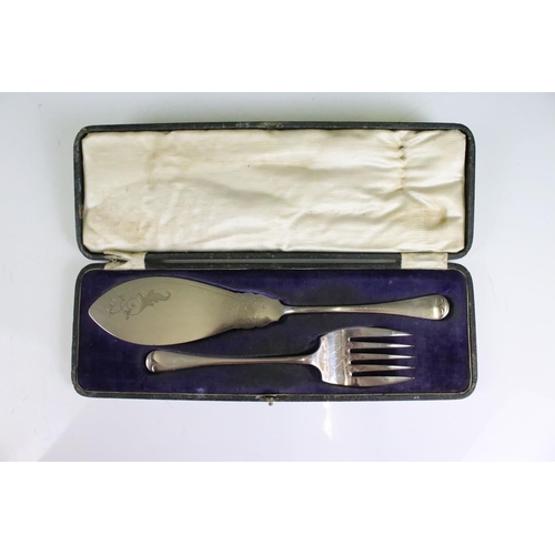 181 - A part canteen of Kings pattern silver plated cutlery together with a cased knife and fork set with ... 