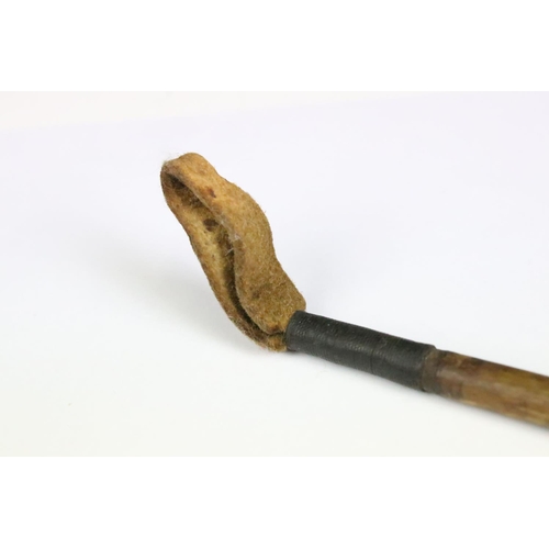 194 - A finely carved wooden riding crop with dog's head finial, measures approx 37cm in length.