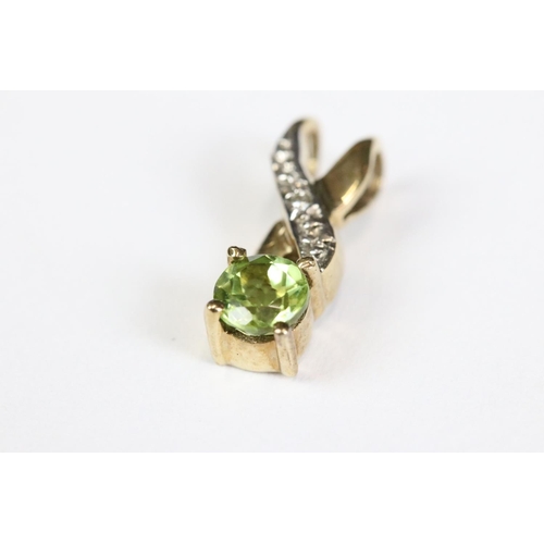 206 - A 9ct gold and peridot ladies pendant.