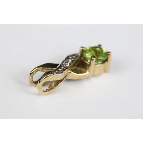 206 - A 9ct gold and peridot ladies pendant.