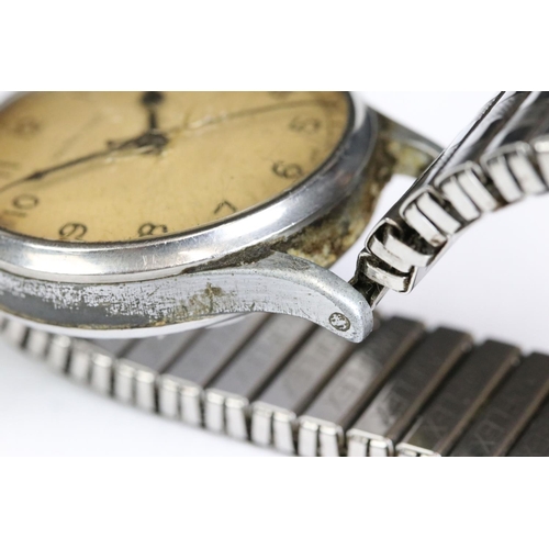 215 - A small collection of three vintage gents mechanical watches to include Geneva and Longines examples... 