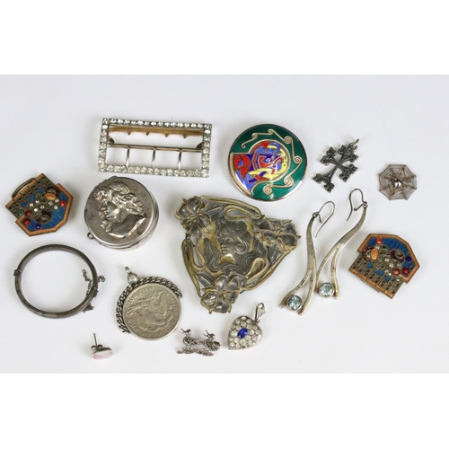 218 - A small group o mixed collectables to include sterling silver jewellery, art nouveau belt buckle, sh... 