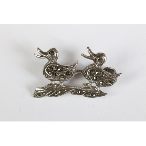 218 - A small group o mixed collectables to include sterling silver jewellery, art nouveau belt buckle, sh... 