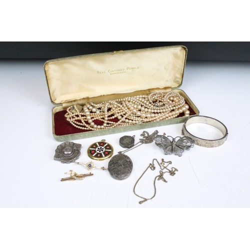 253 - A collection of mixed jewellery to include two 9ct gold bar brooches, victorian silver jewellery and... 