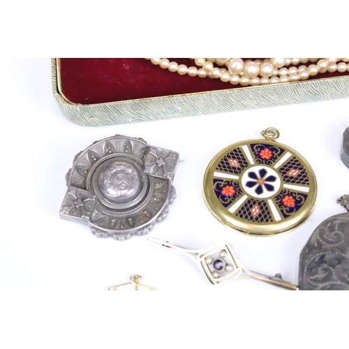 253 - A collection of mixed jewellery to include two 9ct gold bar brooches, victorian silver jewellery and... 