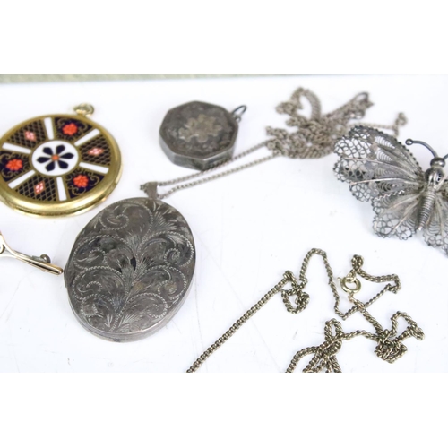 253 - A collection of mixed jewellery to include two 9ct gold bar brooches, victorian silver jewellery and... 