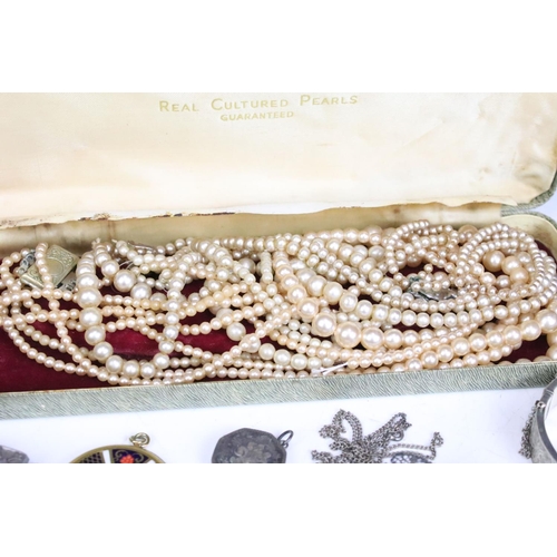 253 - A collection of mixed jewellery to include two 9ct gold bar brooches, victorian silver jewellery and... 