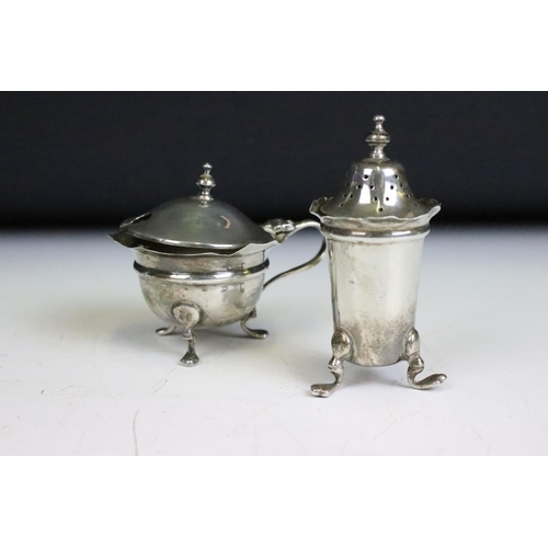 255 - A collection of fully hallmarked sterling silver collectables to include a mustard pot, pepper shake... 