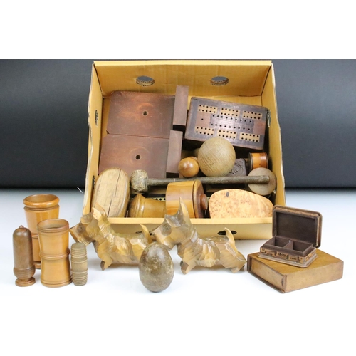 259 - A collection of mixed treen to include boxes, needle cases, dice shakers, book ends....etc.