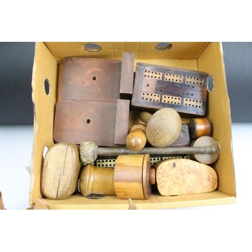 259 - A collection of mixed treen to include boxes, needle cases, dice shakers, book ends....etc.