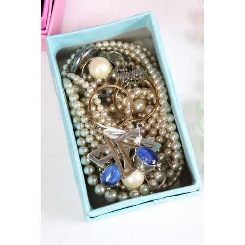 264 - A small collection of vintage and contemporary costume jewellery to include necklaces, bracelets and... 