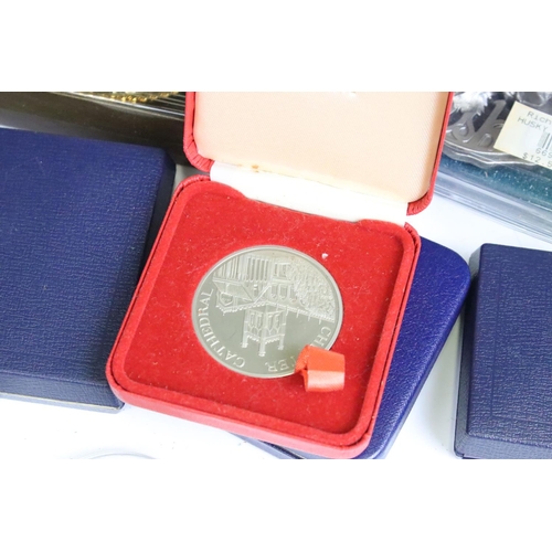 270 - A collection of mixed coins and medallions to include fine silver proof examples together with a sma... 