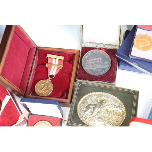 270 - A collection of mixed coins and medallions to include fine silver proof examples together with a sma... 