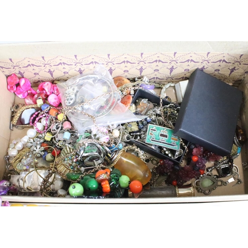 272 - A box of mixed collectables to include cigarette cards, furs and a collection of mixed vintage and c... 