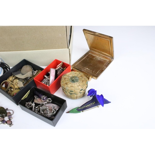 272 - A box of mixed collectables to include cigarette cards, furs and a collection of mixed vintage and c... 