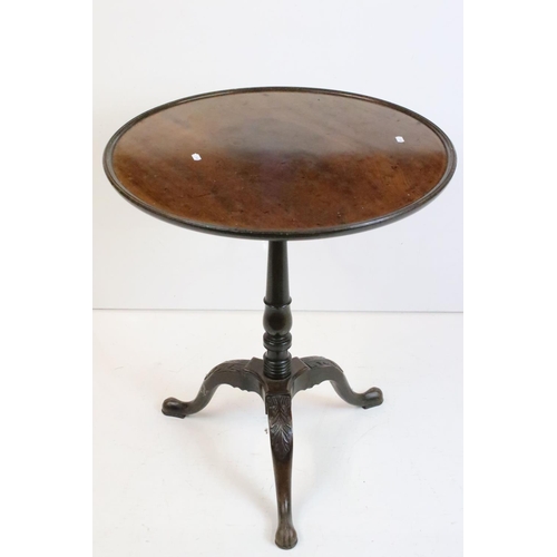 470 - George III Mahogany Circular Dish Top Table, raised on a turned pedestal support with three swept le... 