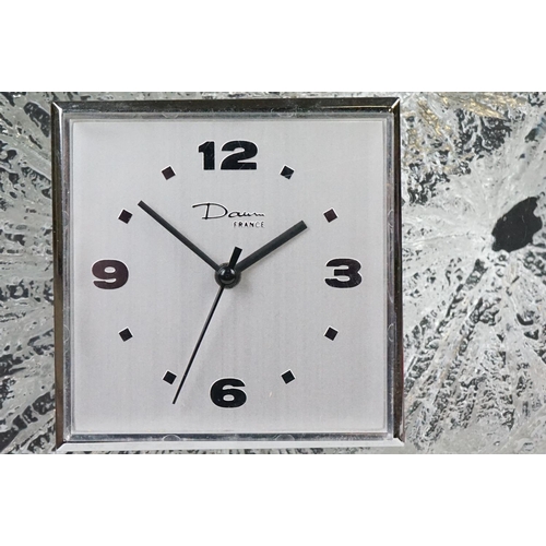 42 - Daum of France - A 1970's/80's 'Broken Ice' style glass crystal clock with silvered dial. Measures a... 