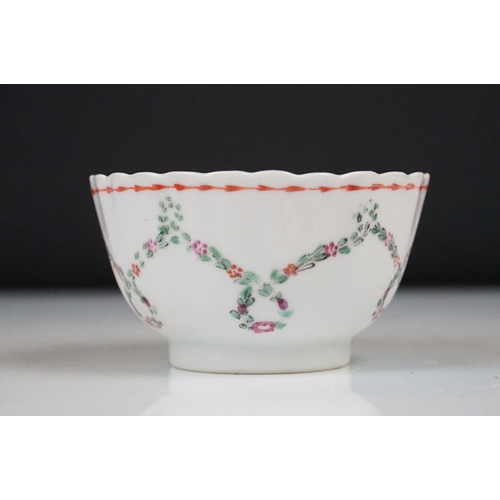 59 - Two 19th century New Hall porcelain tea bowls with hand painted floral decoration (approx 8.5cm and ... 