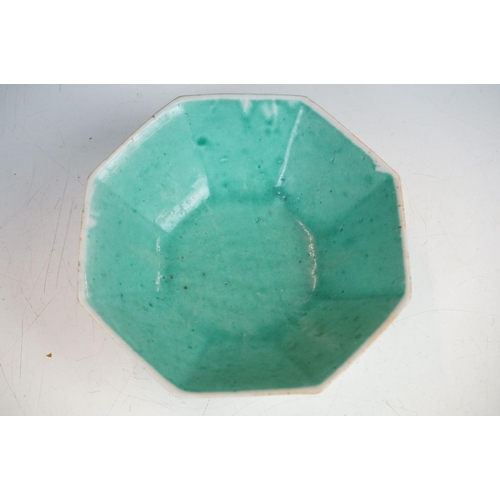 71 - Oriental ceramics - A Chinese Famille Rose hexagonal footed dish with seal mark to base (approx 17.5... 