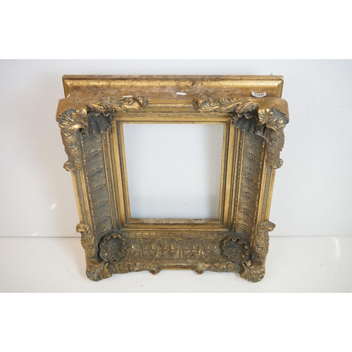 390 - An ornate gilt frame in the Rococo style, 70 x 59cm overall