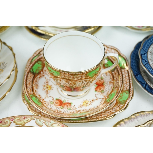 80 - Collection of 19th century onwards cups & saucers to include a Coalport cobalt blue 'Batwing' trio (... 