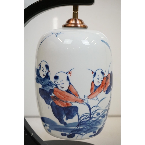 93 - Chinese 'Ming Ming Xiang' table lamp, the blue & white hanging glass shade decorated with figures an... 